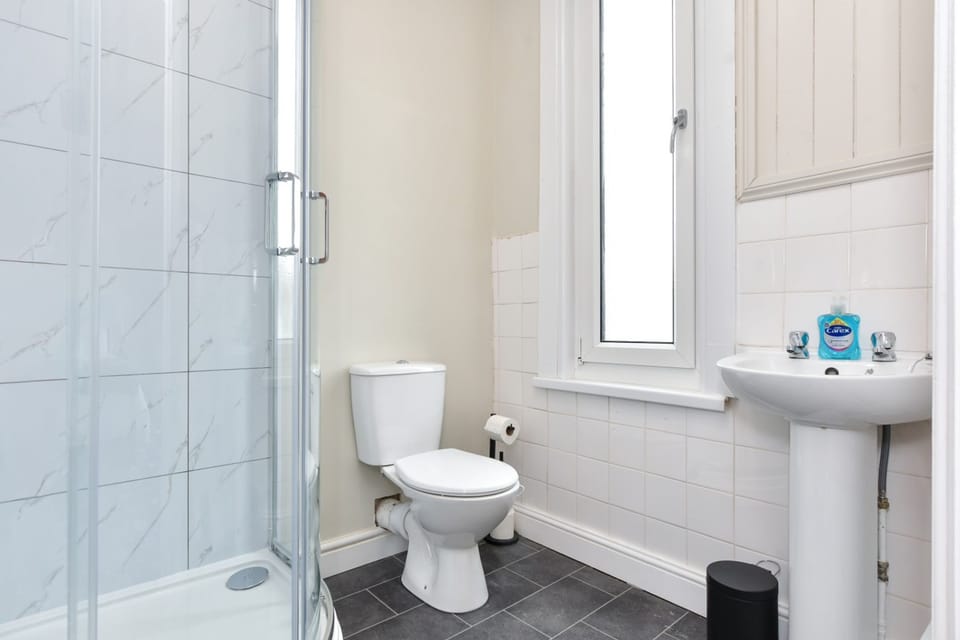 Contractor-friendly 6BR 6 En-suites Free Parking House in Dover