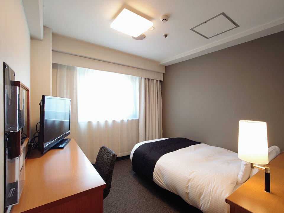 Down comforters, pillowtop beds, desk, blackout drapes