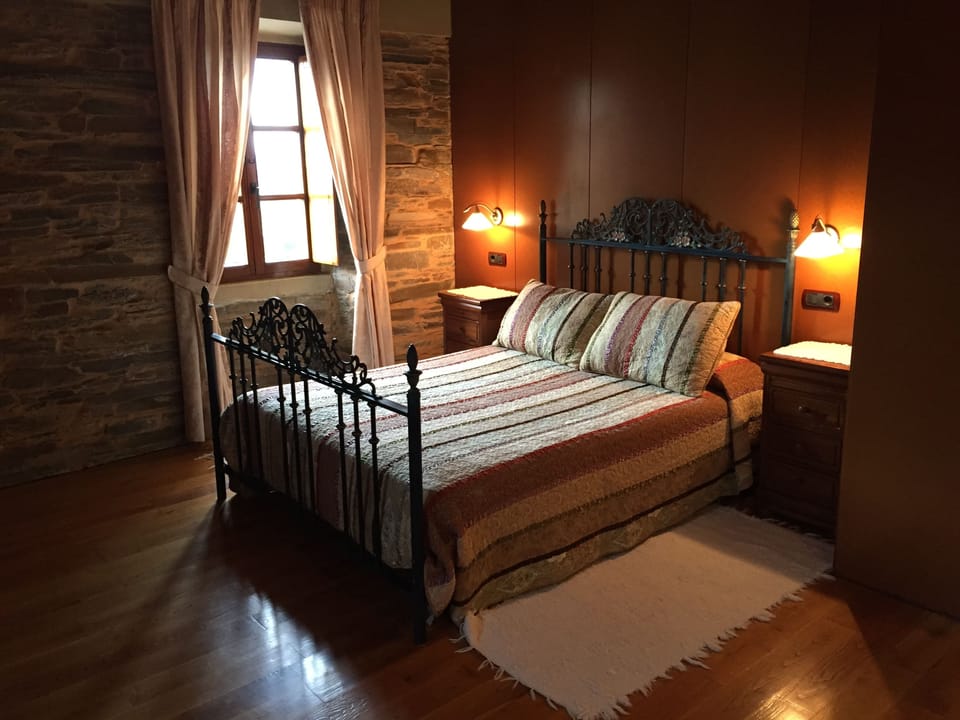 Free cribs/infant beds, bed sheets