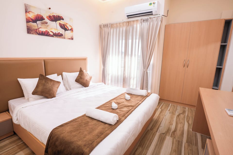 Premium Suite | Desk, laptop workspace, WiFi (free)