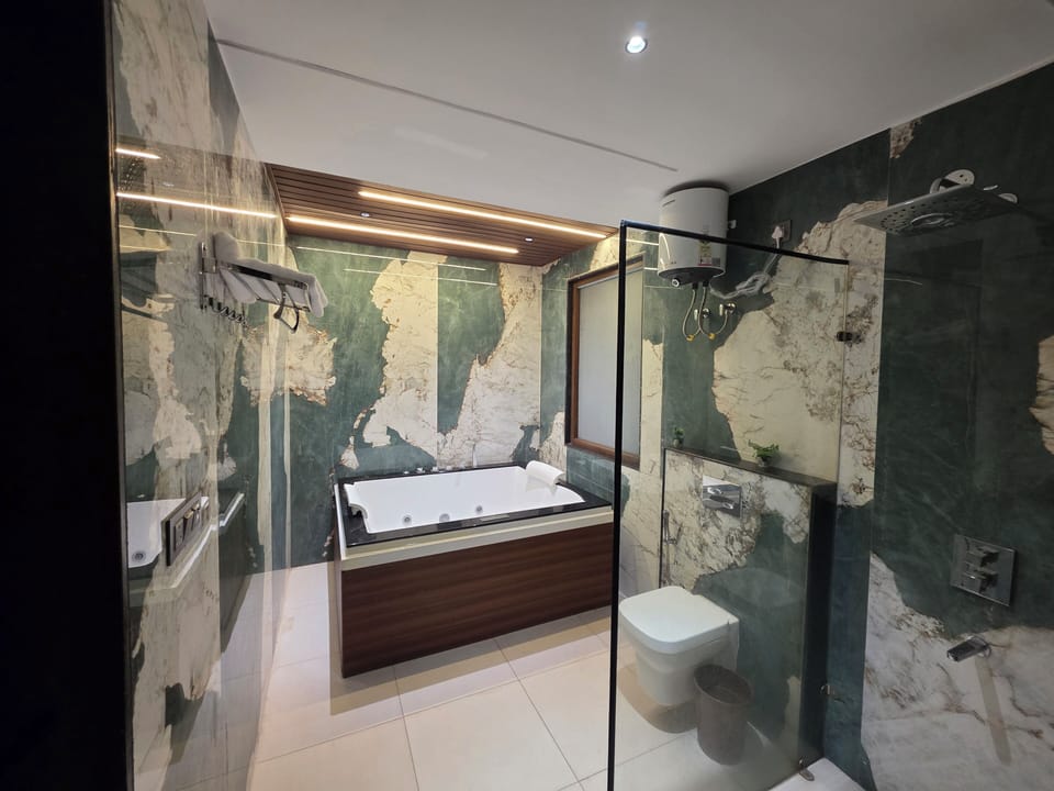Premium Room, Pool View | Bathroom | Separate tub and shower, free toiletries, hair dryer, towels