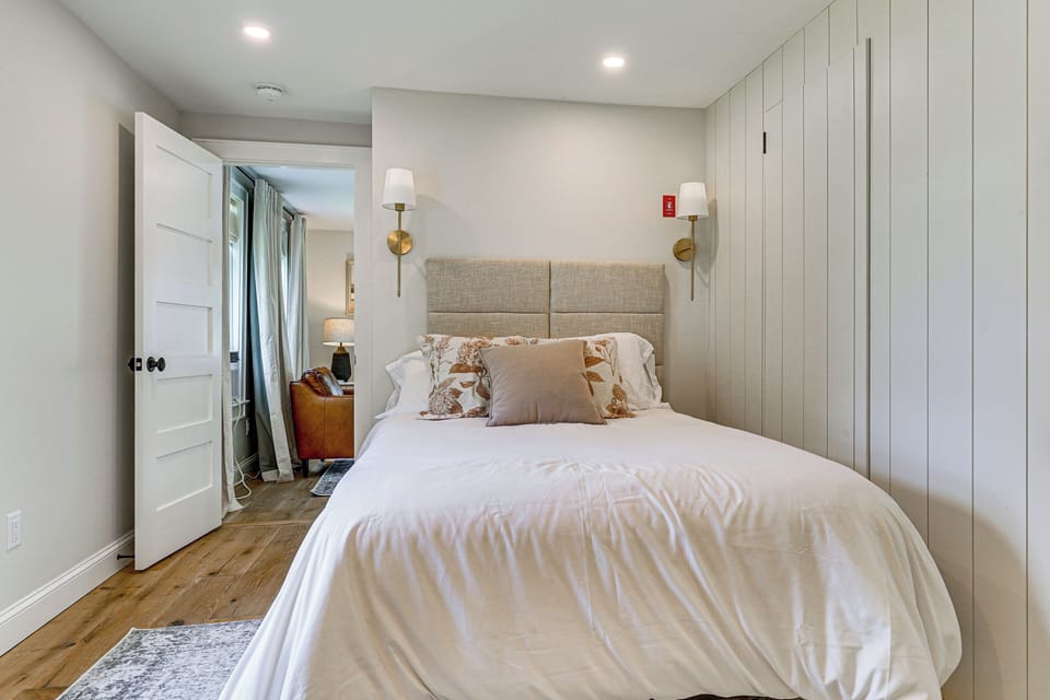 Bedroom 4 | Queen Bed | 1st Floor