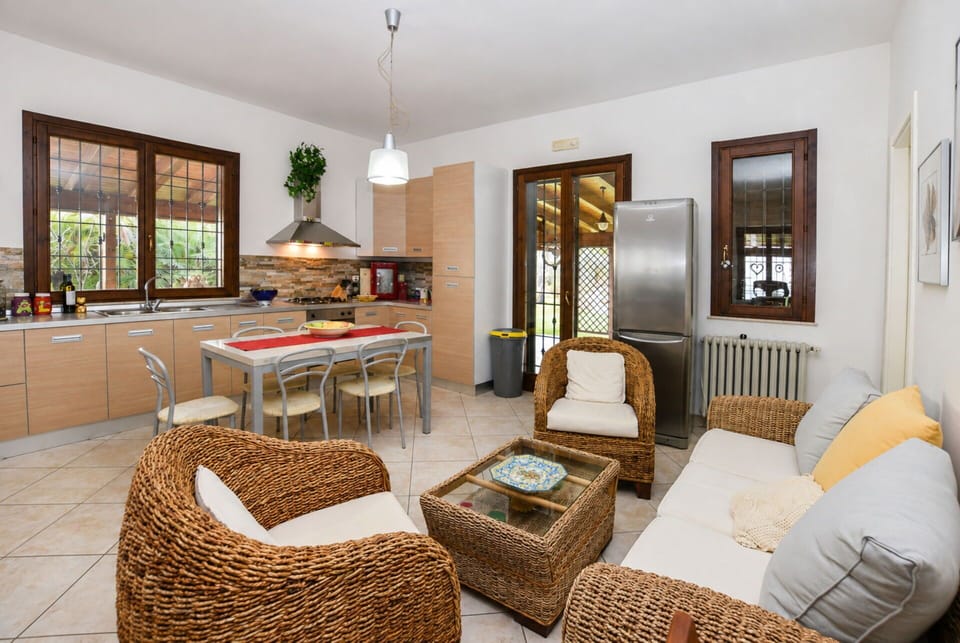 Autumn, Kitchen, Living Room, Spring, Summer