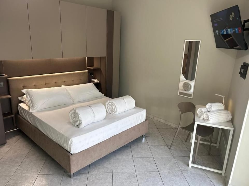 Standard Double Room | In-room safe, desk, laptop workspace, WiFi (free)