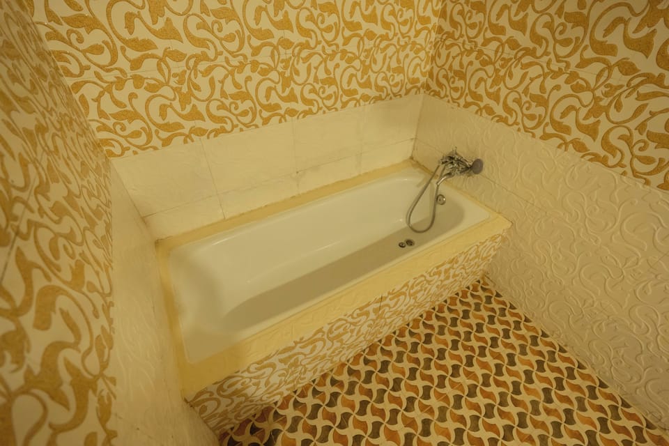Suite | Bathroom | Shower, towels, soap, shampoo