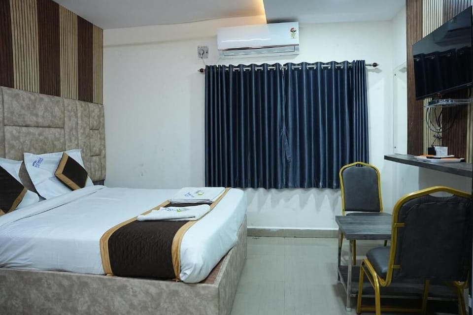 Standard Double Room | Desk