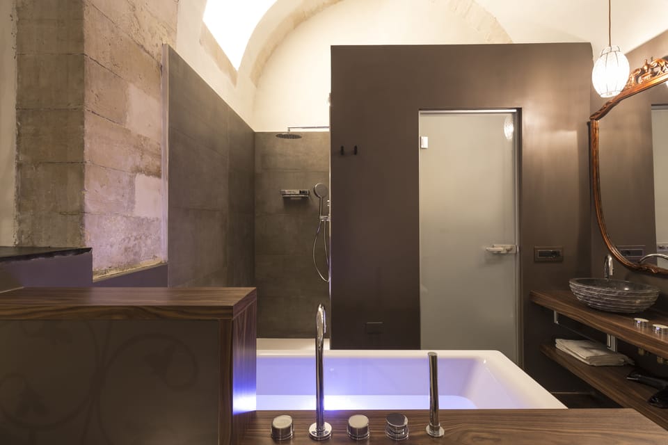 Deluxe Suite, 1 King Bed, Bathtub | Jetted tub