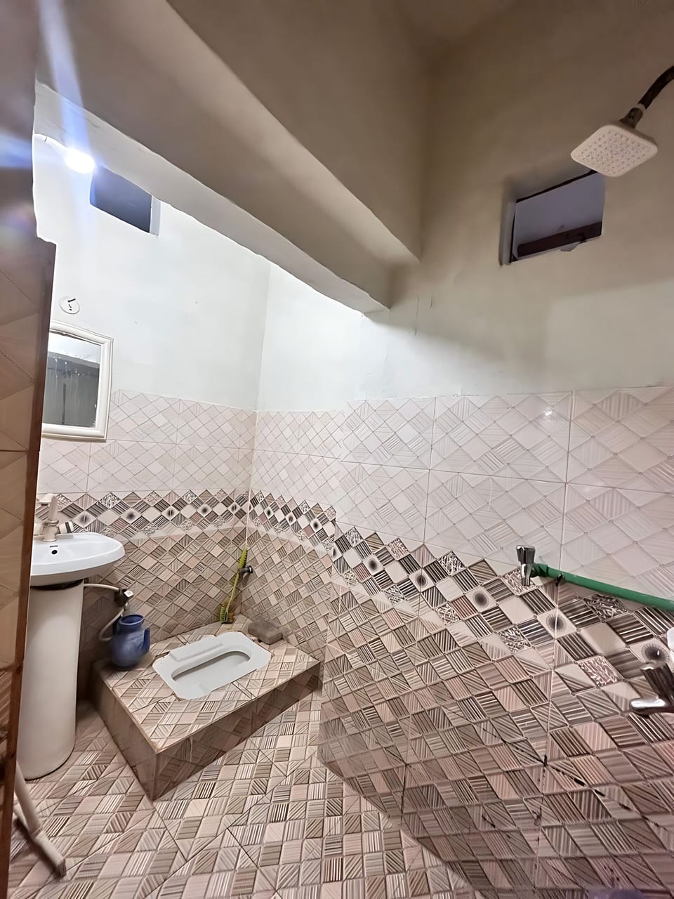 Triple Room | Bathroom | Shower, free toiletries, towels, soap