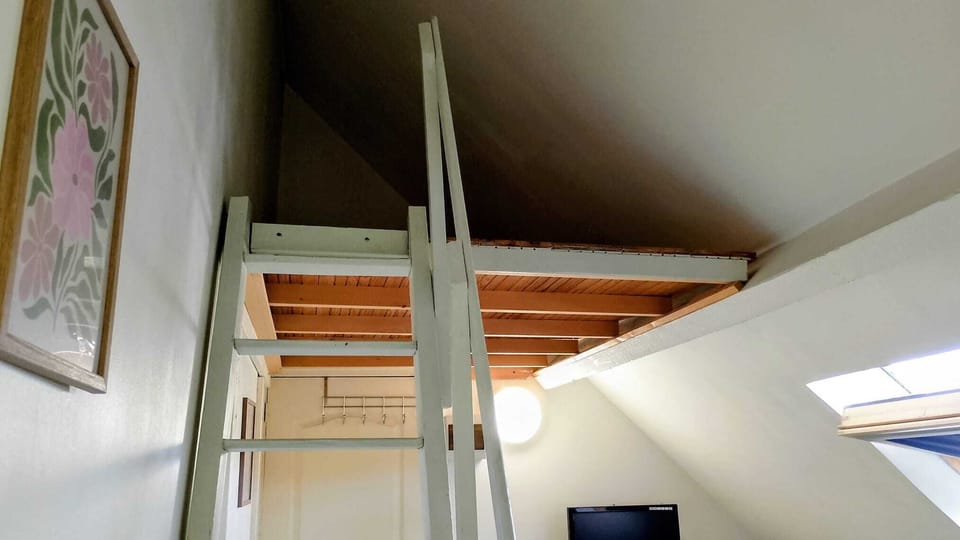 MEZZANINE/ ESPACE RANGEMENT DE 2M2