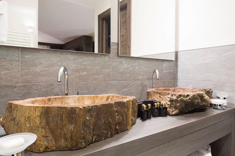 Deluxe Suite | Bathroom sink