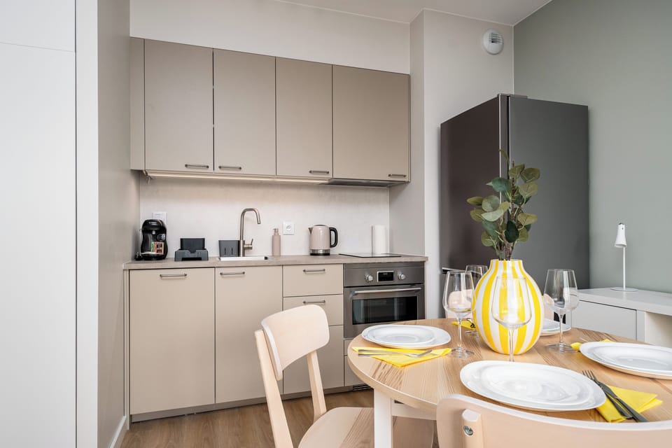 Apartment (84) | Private kitchen | Fridge, stovetop, electric kettle, cookware/dishes/utensils