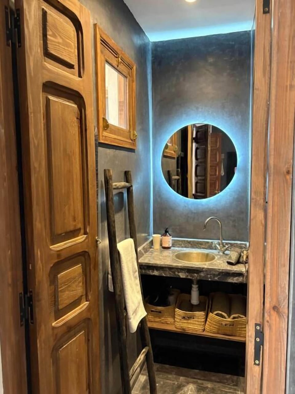 Classic Double Room, Courtyard View | Bathroom | Slippers