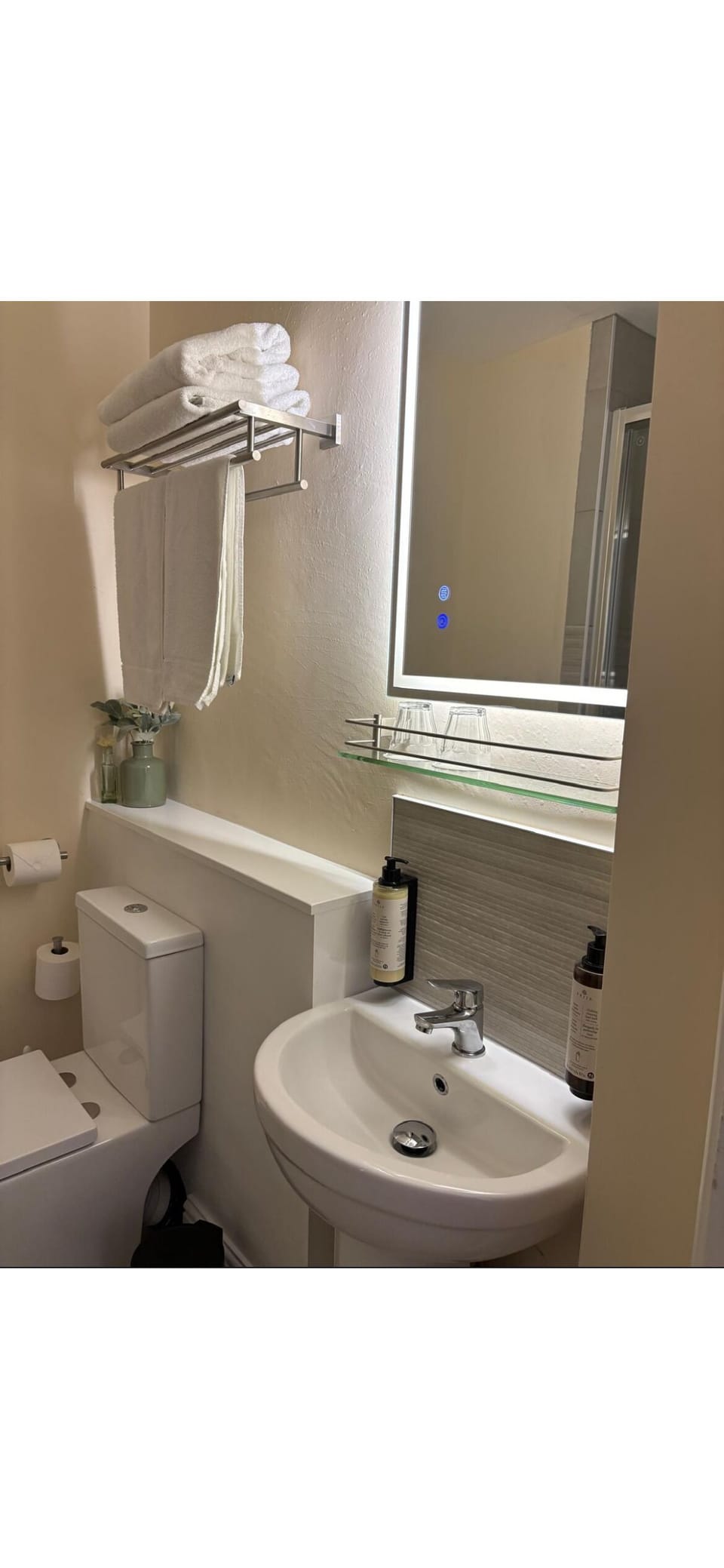 Deluxe Triple Room | Bathroom | Shower, hair dryer, towels, soap