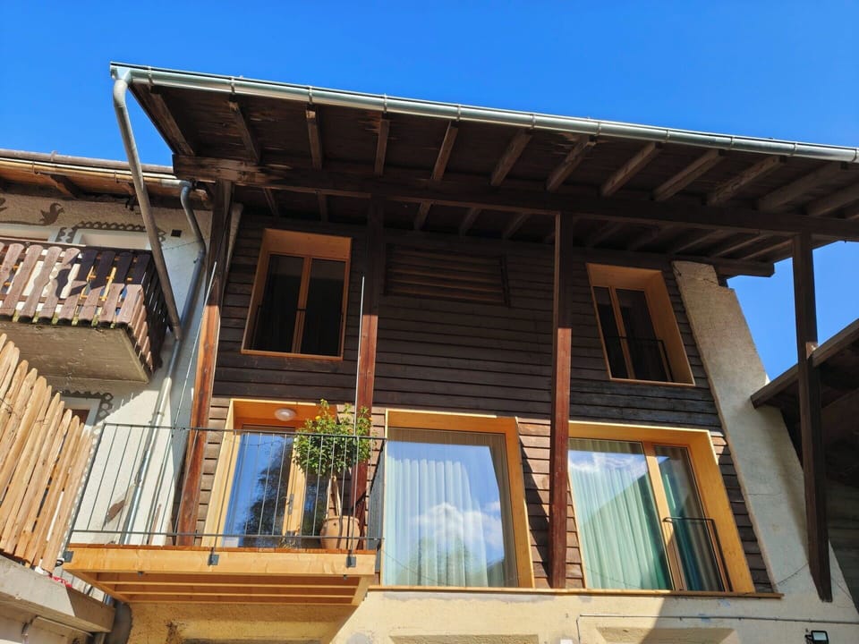 Wood, Balcony, Apartment, Wood Stain, Hardwood, Shade, Plank, Porch, Lumber, Plywood