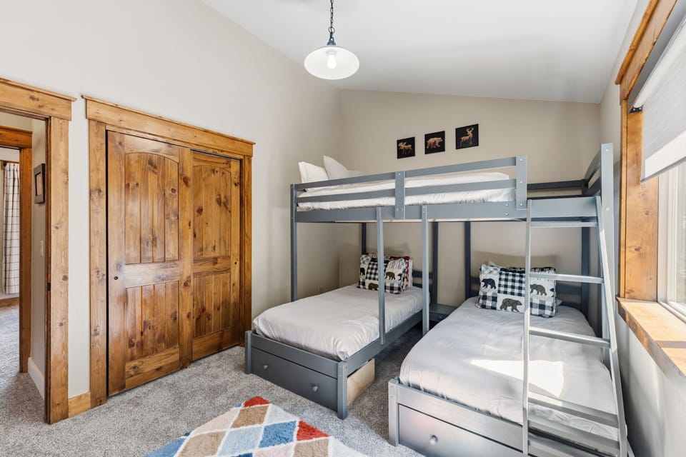 Bunk Bedroom: two twins and one queen