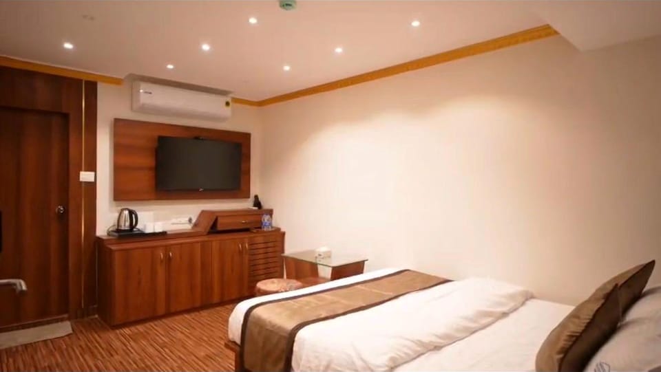 Premium Double Room | Desk, laptop workspace, WiFi (free)