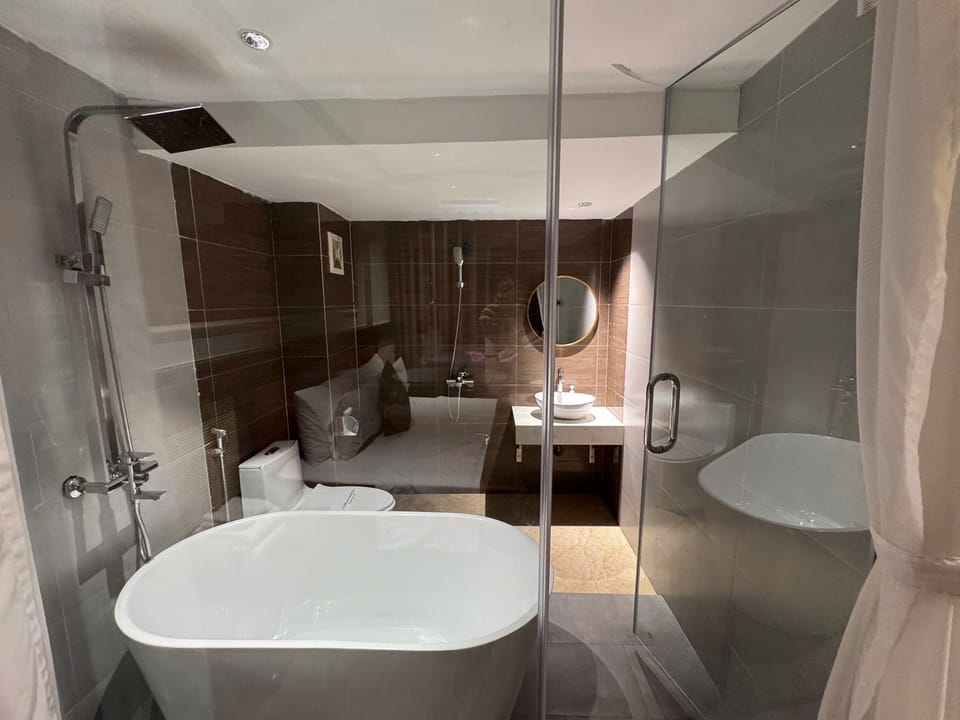 Luxury Double Room | Bathroom | Free toiletries, hair dryer, slippers, towels