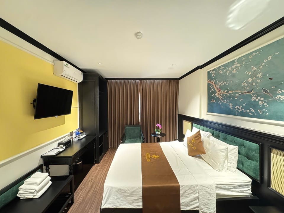 Luxury Double Room | Desk, blackout drapes, soundproofing, iron/ironing board