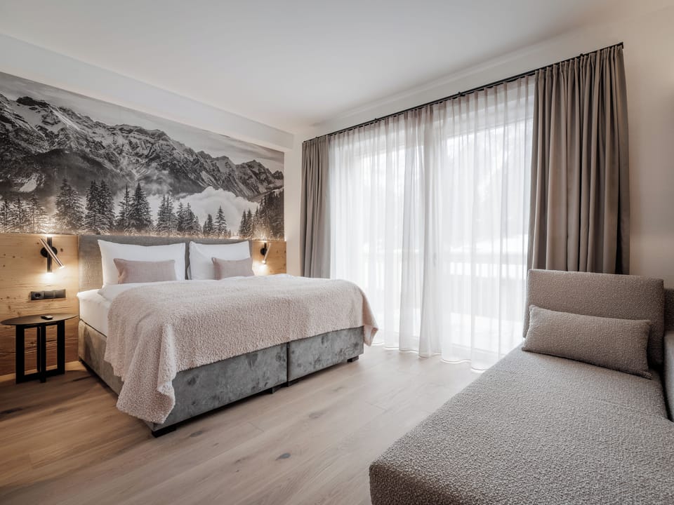 Deluxe Apartment, Mountain View | Desk, laptop workspace, WiFi (free), bed sheets