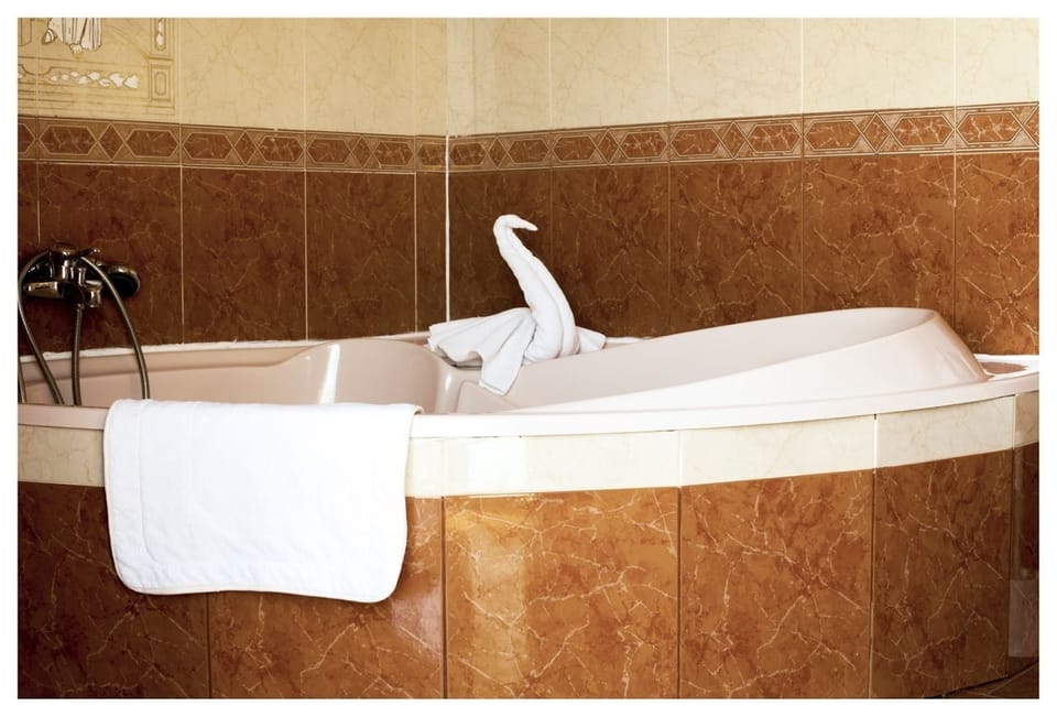 Superior Double Room | Bathroom | Bathtub, free toiletries, hair dryer, towels