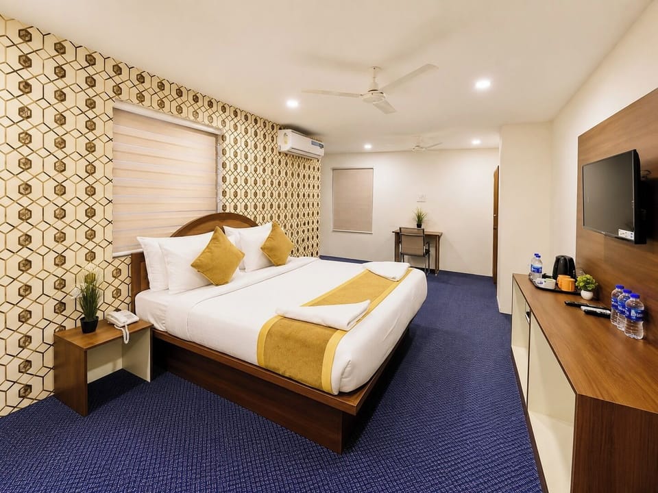 Junior Suite, City View | Desk, laptop workspace, blackout drapes, soundproofing