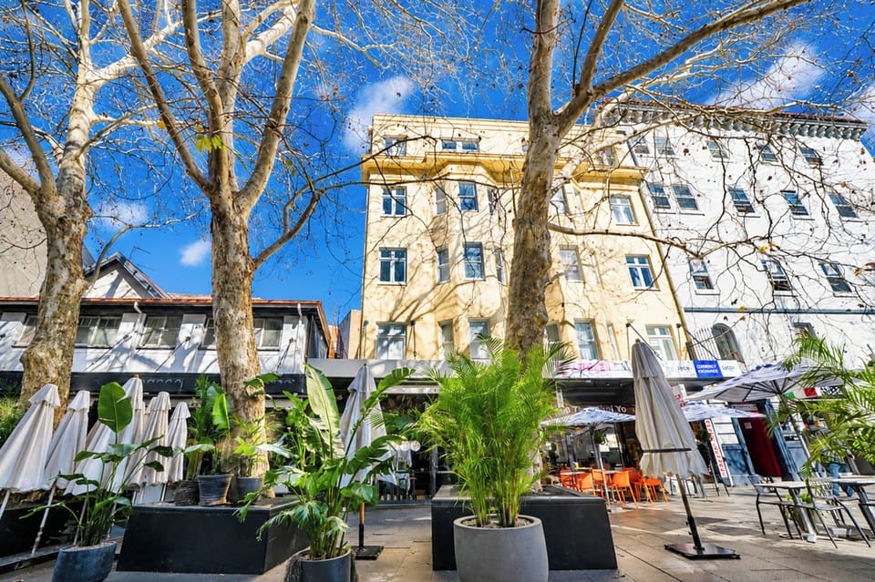 Arrive in the heart of Potts Point, surrounded by leafy streets, vibrant cafés and neighbourhood restaurants that place Sydney's dining scene right outside your door.