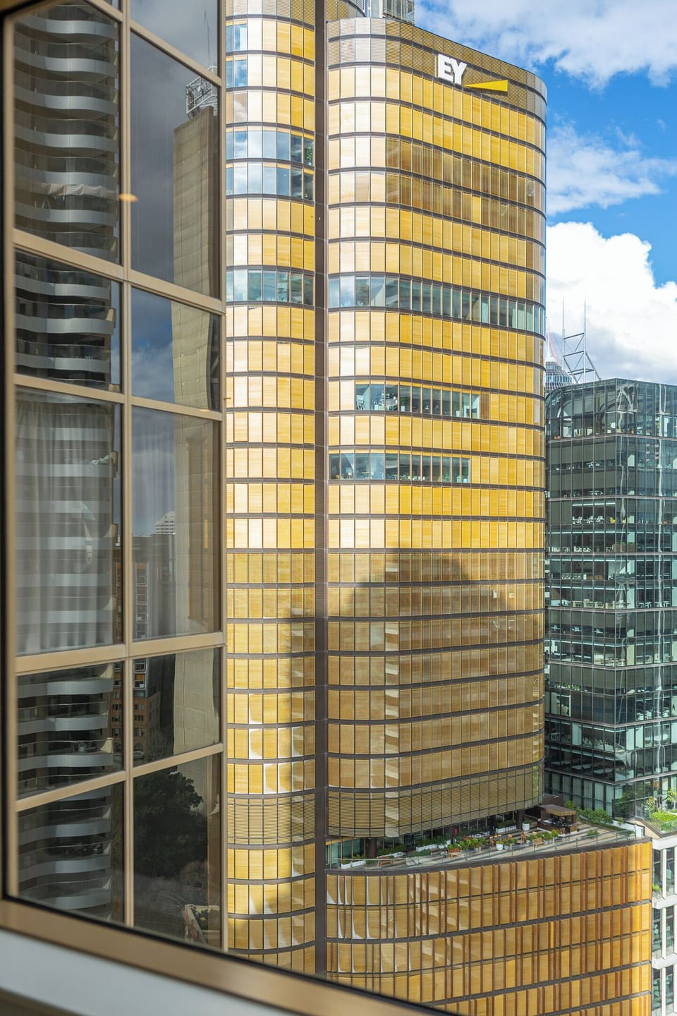 Make the most of Sydney's vibrant CBD, with renowned restaurants, shopping, harbour walks and transport links all close to your stay.