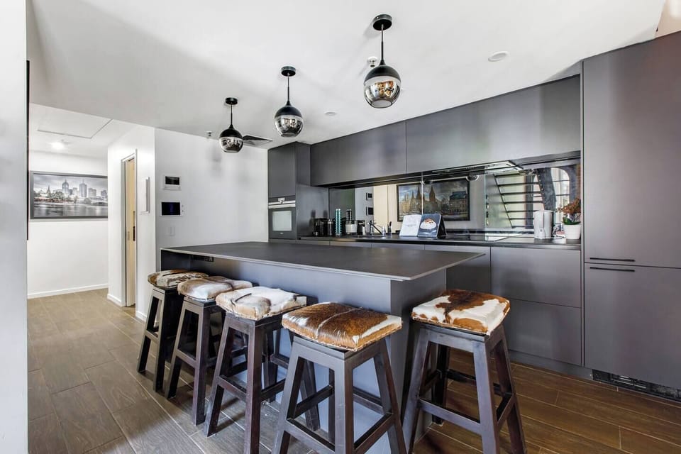 The breakfast bar offers ample seating to enjoy a quick bite to at before exploring the city.
