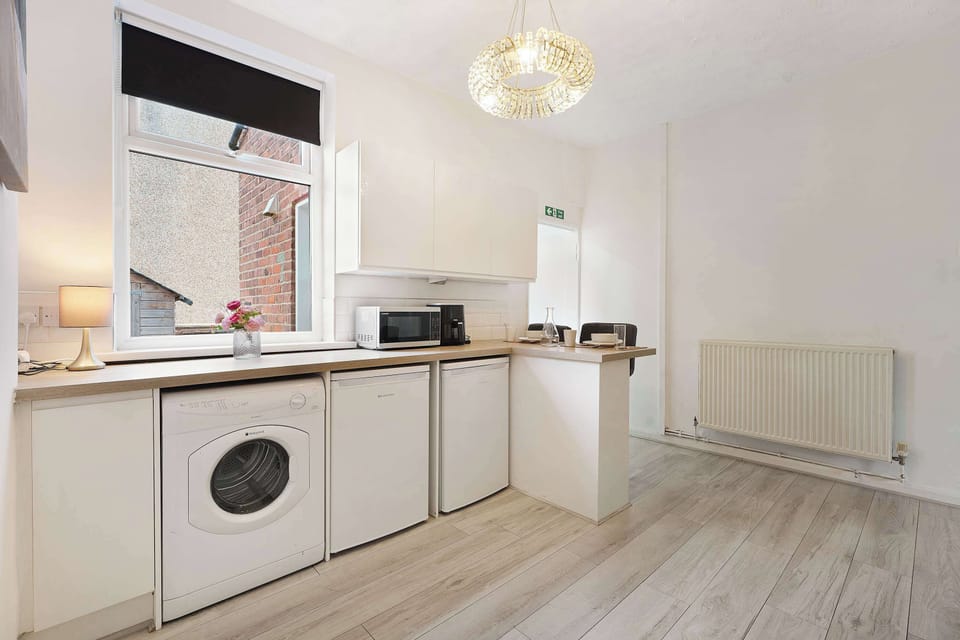 A well-equipped kitchen with an electric hob, oven, fridge/freezer, microwave, kettle and toaster. Essential cookware and laundry facilities are also provided, making it easy to prepare meals and manage longer stays.