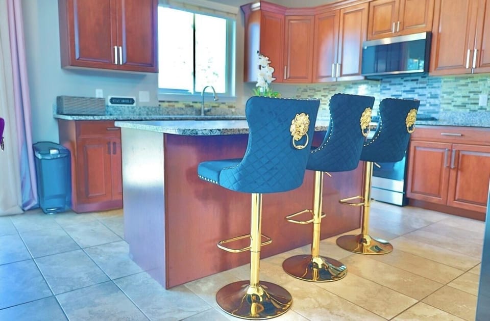 Kitchen & Breakfast Bar