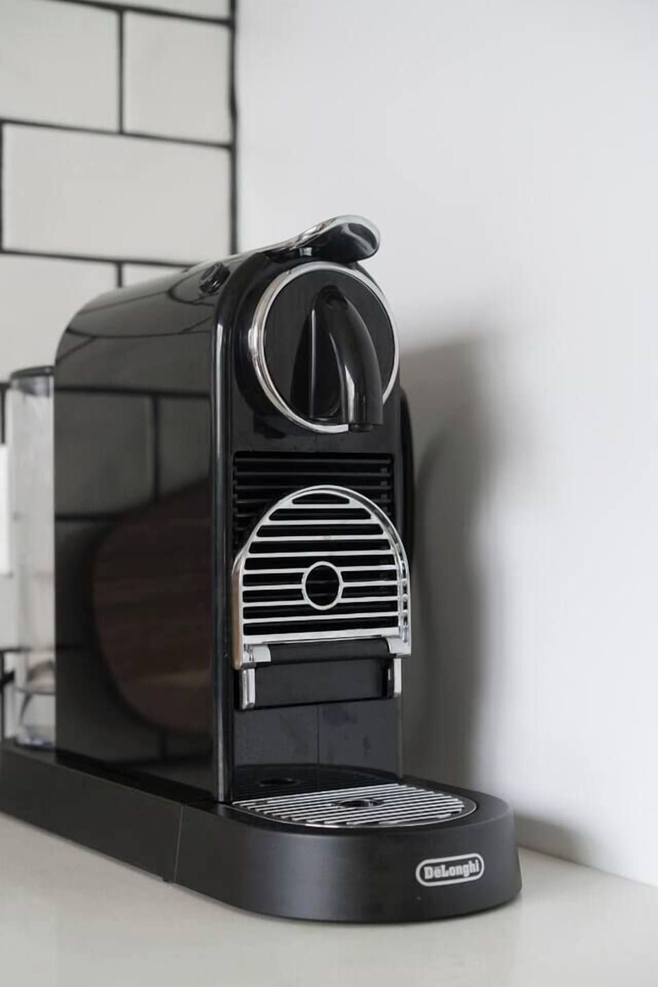 Brew barista-style espresso with the De’Longhi machine—perfect for a smooth and effortless morning routine.