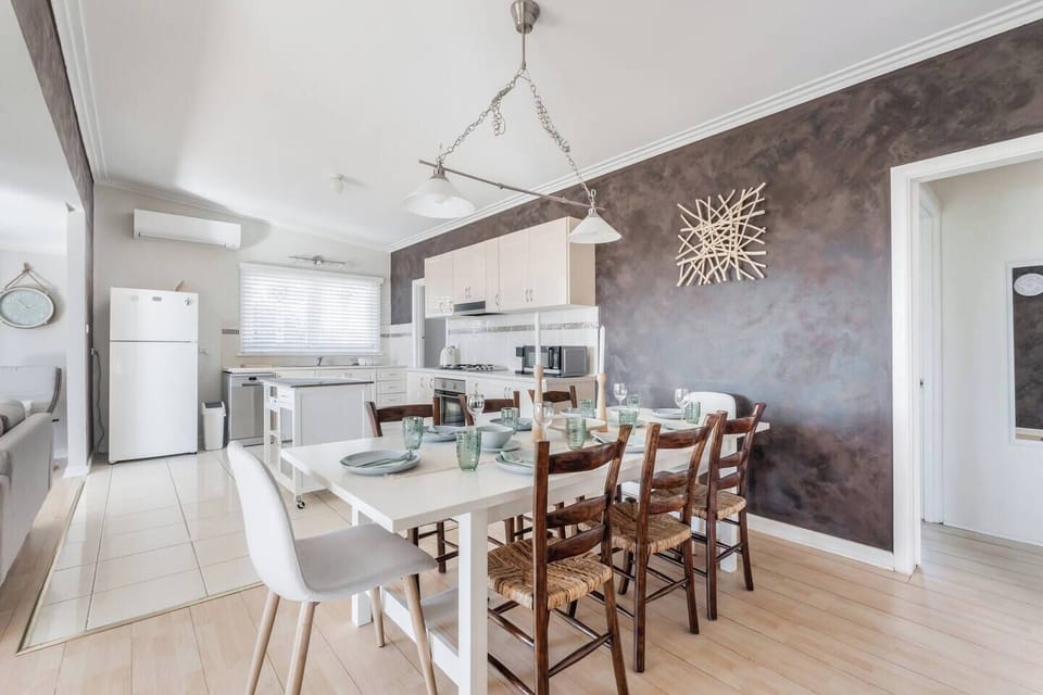 Gather around the eight-seater dining table for long lunches and relaxed dinners after days spent exploring Arthurs Seat lookouts and the Dromana foreshore.
