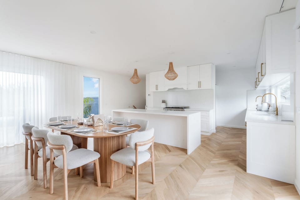 Settle into the dining area for family feasts, celebratory dinners or takeaway from your favourite Rye eatery after a day by the coast.