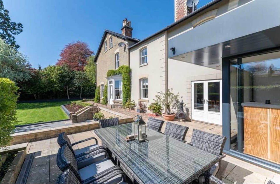 House | 5 bedrooms, high-speed internet