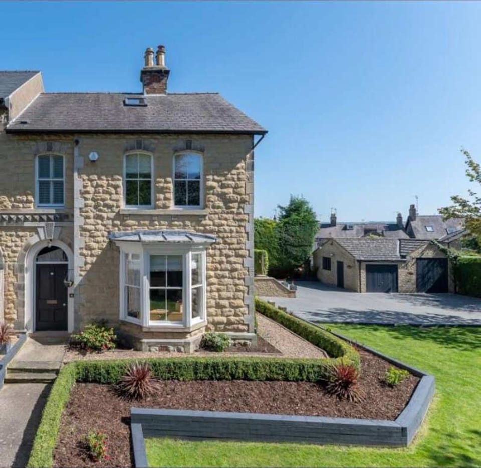 House | 5 bedrooms, high-speed internet