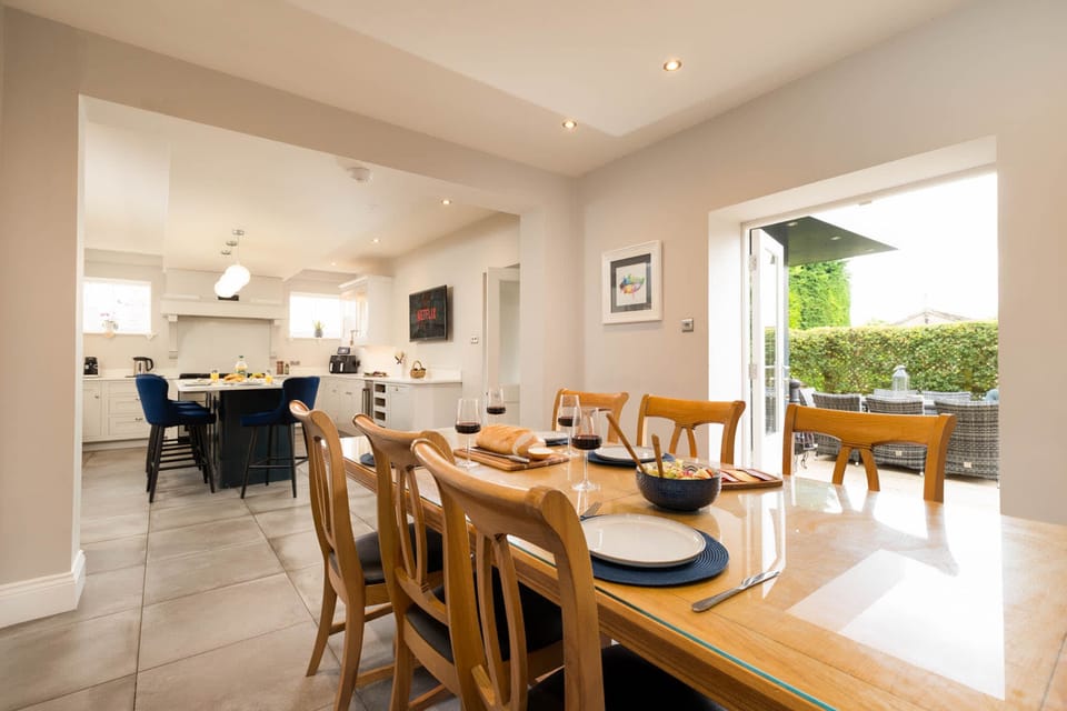 House | 5 bedrooms, high-speed internet
