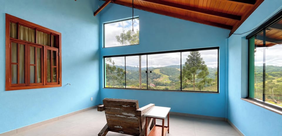 Sítio dos Carvalhos com Hidromassagem e Lareira - Rancho Queimado-SC | Living area | 32-inch TV with digital channels