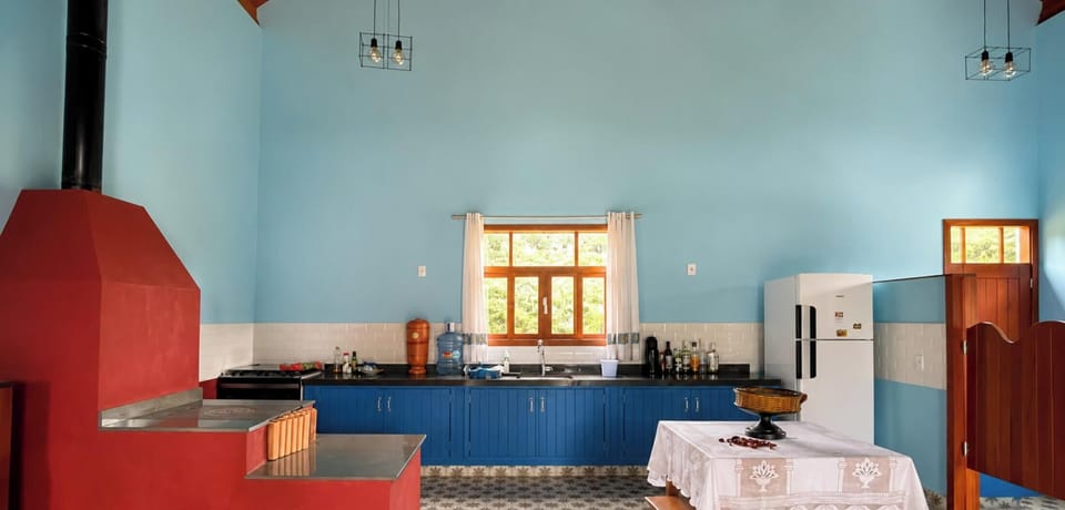 Sítio dos Carvalhos com Hidromassagem e Lareira - Rancho Queimado-SC | Private kitchen | Fridge, cookware/dishes/utensils, dining table