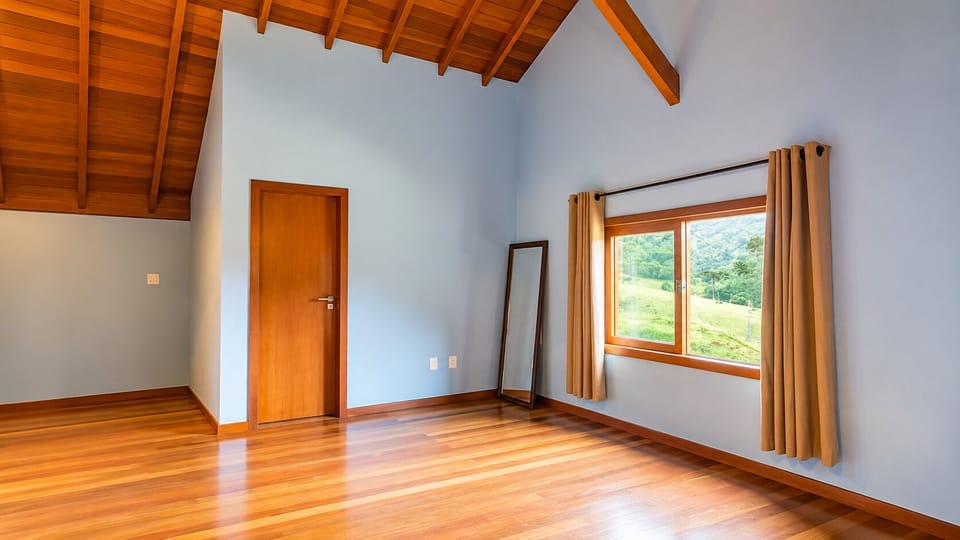 Sítio dos Carvalhos com Hidromassagem e Lareira - Rancho Queimado-SC | Living area | 32-inch TV with digital channels