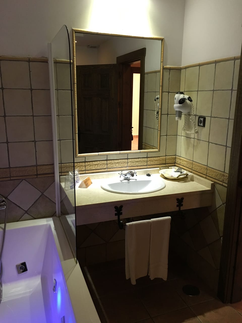 Premium Double Room, Jetted Tub | Bathroom | Free toiletries, hair dryer, towels