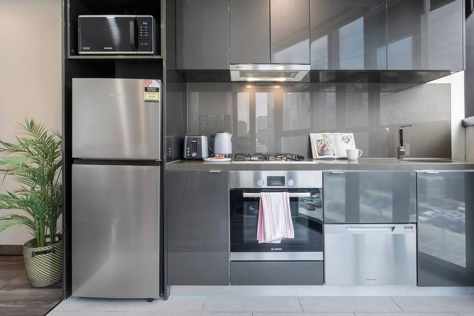 Prepare simple meals in the compact yet efficient kitchen, fully equipped with a gas cooktop, electric oven, microwave, dishwasher, fridge and essential appliances.