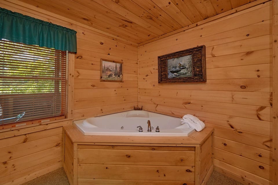 2 Bedroom Cabin with 2 Private Jacuzzi Tubs