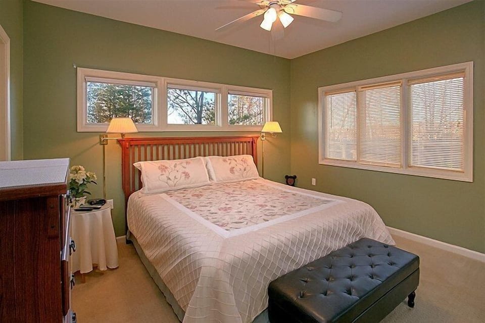 Spacious 2 Bedroom Cabin with 2 King Beds