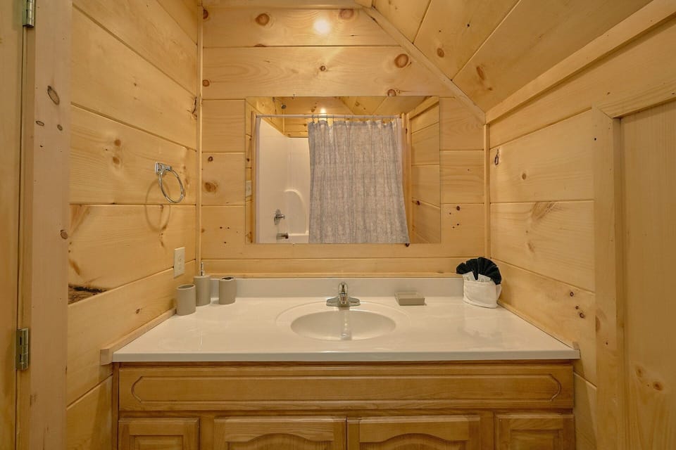 Private Master Bathroom in 5 bedroom cabin