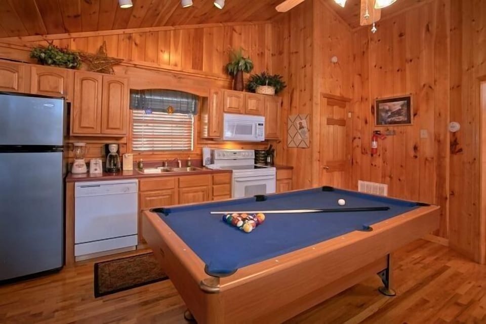 1 Bedroom Cabin with Pool Table and Full Kitchen