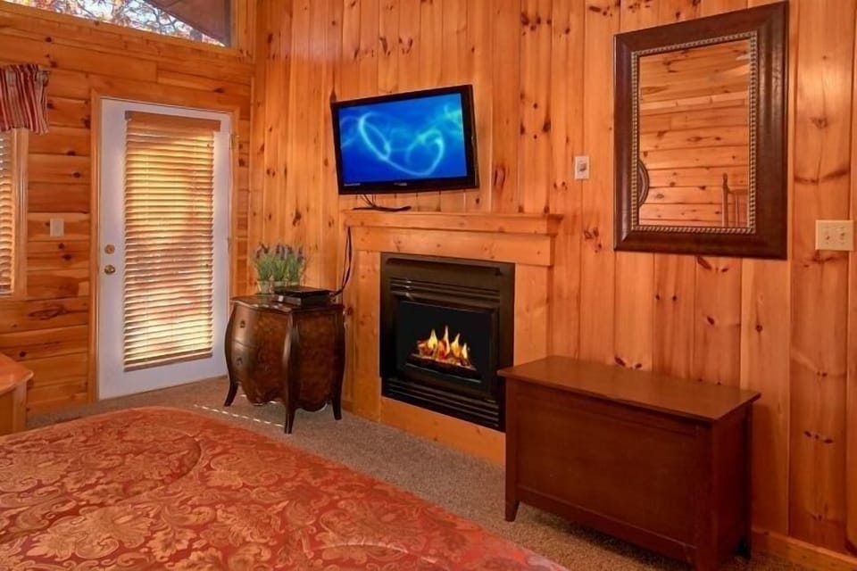 Luxury Cabin with Fireplace in the Master Suite