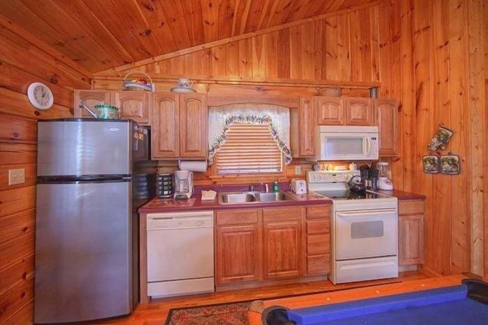 Smoky Mountain Cabin with Furnished Kitchen