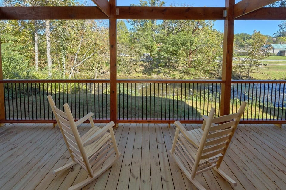 Pigeon Forge cabin overlooking the river