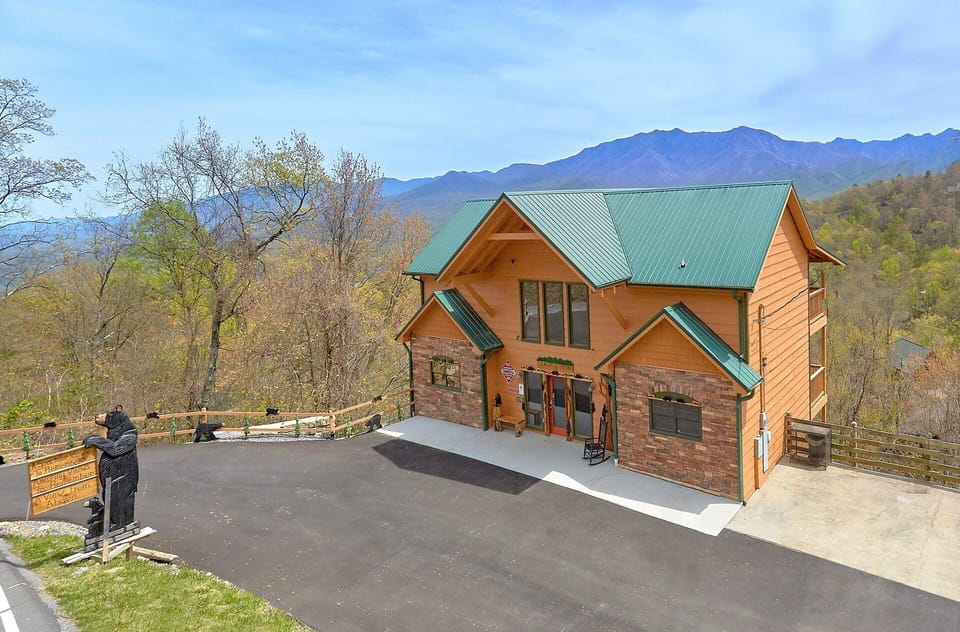 5 Bedroom cabin with Views of the Mountains