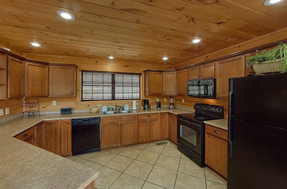 5 bedroom luxury cabin with full kitchen